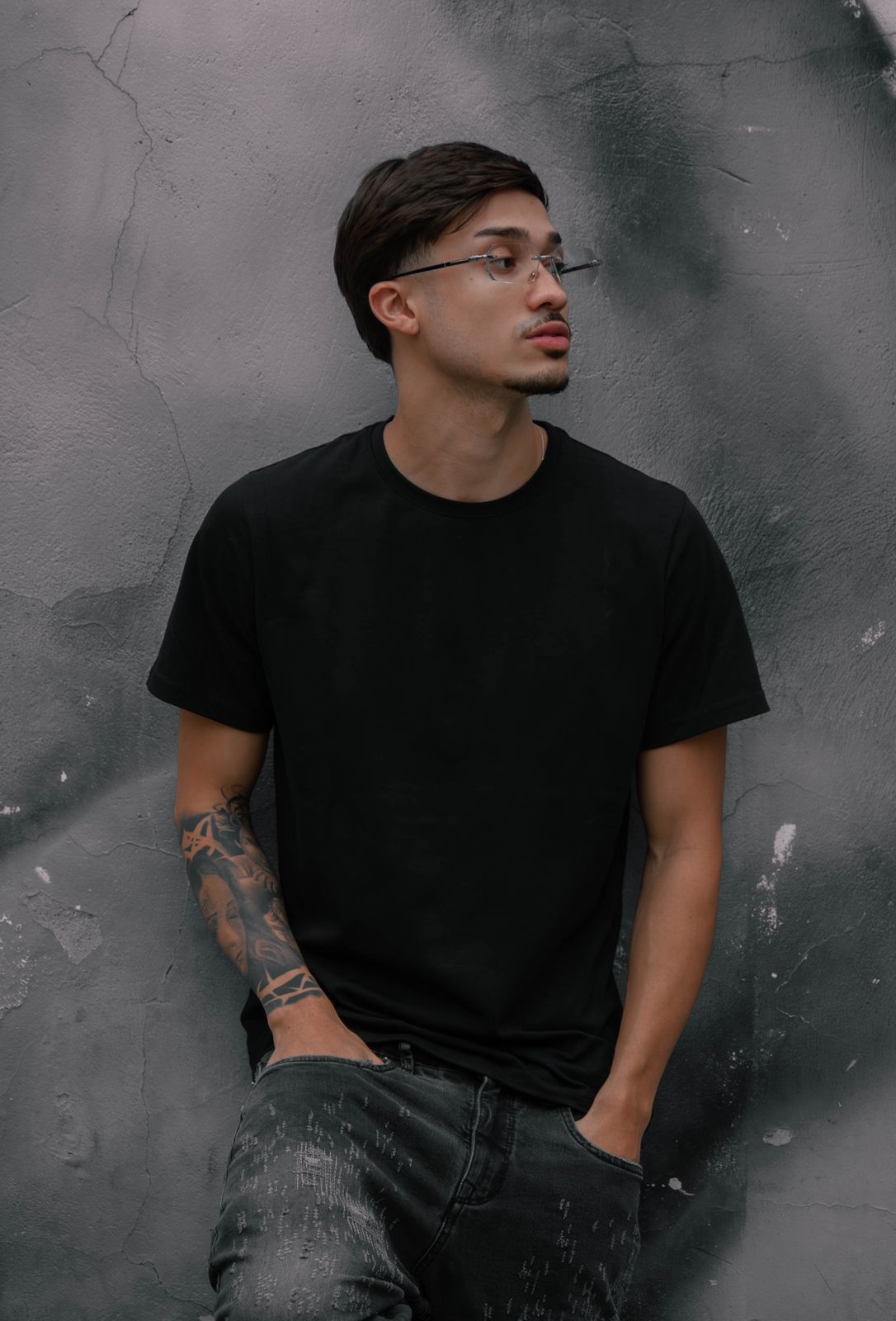 Modelo vestindo camiseta básica premium CELANI